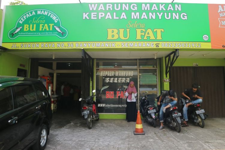 Warung makan Kepala Manyung Selera bu Fat yang tersohor di Semarang, Kamis, (19/7/2018).