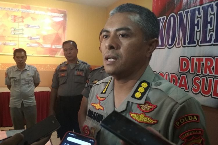 Kabid Humas Polda Sulsel Kombes Pol Ibrahim Tompo saat diwawancara di lobi Polda Sulsel, Selasa (19/11/2019).