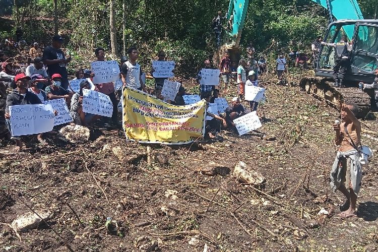 Foto : Ratusan warga yang tergabung dalam Kesatuan Masyarakat Racang Buka (KRB) kembali mengadang ekskavator yang menggusur jalan menuju hutpan Bowosie, Desa Gorontalo, Kecamatan Komodo, pada Senin (25/4/2022)