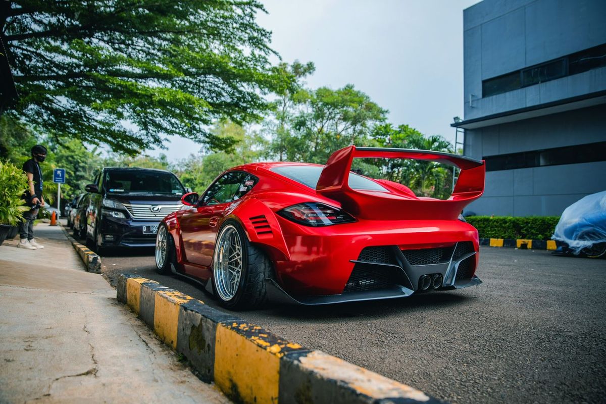 Bodykit wings pada supercar.