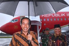 Cerita Jokowi yang Pegang Payung Sendiri Ketika Kehujanan di Kalsel