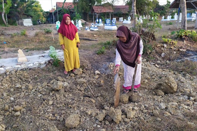 Warga Desa Tanggumung menunjukkan kuburan yang sudah ditutup kembali yang dipersiapkan untuk Robi Anjal setelah aksi pura-pura mati diketahui warga. 