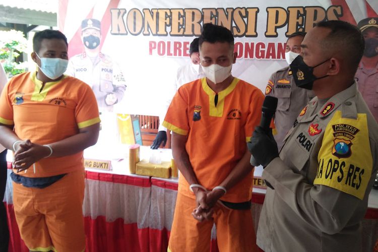 Dua dari lima pelaku pengeroyokan terhadap anak di bawah umur ketika ditanya Kapolres Lamongan AKBP Miko Indrayana (kanan), saat rilis pengungkapan kasus di Mapolres Lamongan, Senin (7/3/2022).