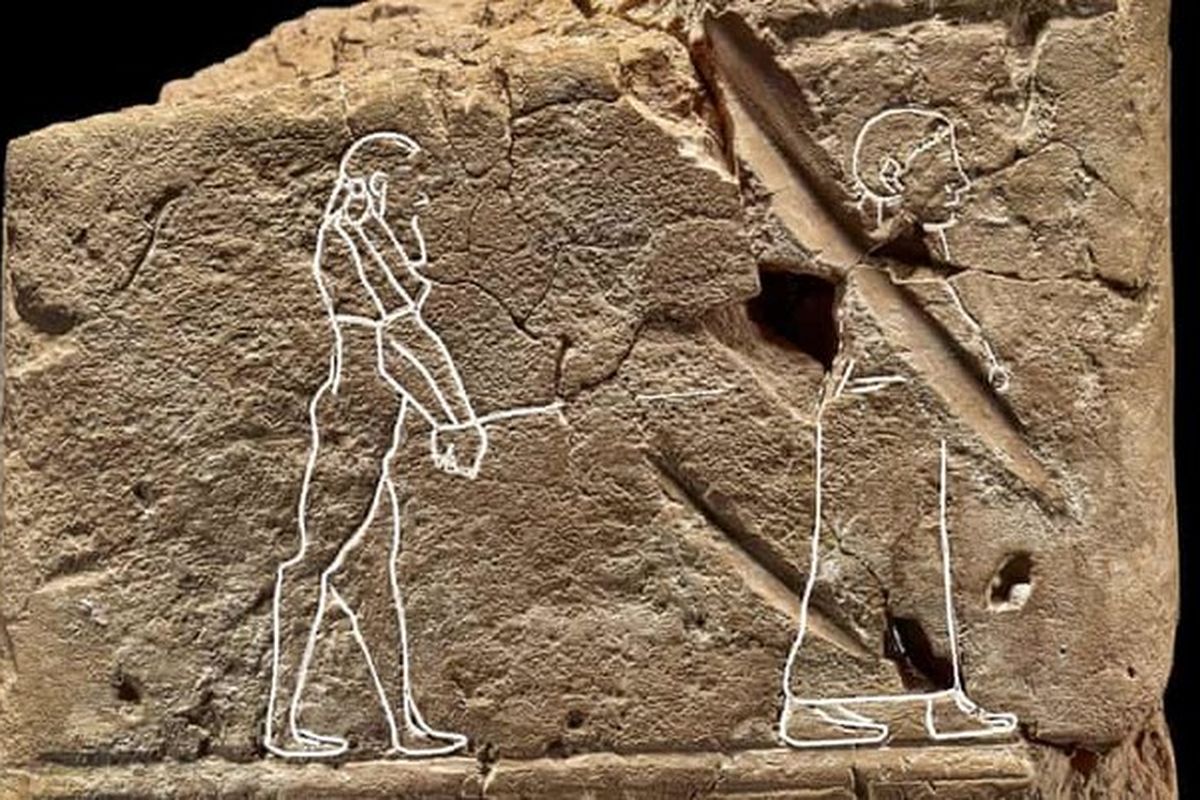 Gambar hantu tertua ditemukan di papan kuno berusia 3.500 tahun. Papan tanah liat ini berfungsi sebagai ritual pengusiran setan di Babilonia pada masa lalu. Papan ini berisi mantra dan gambar hantu.