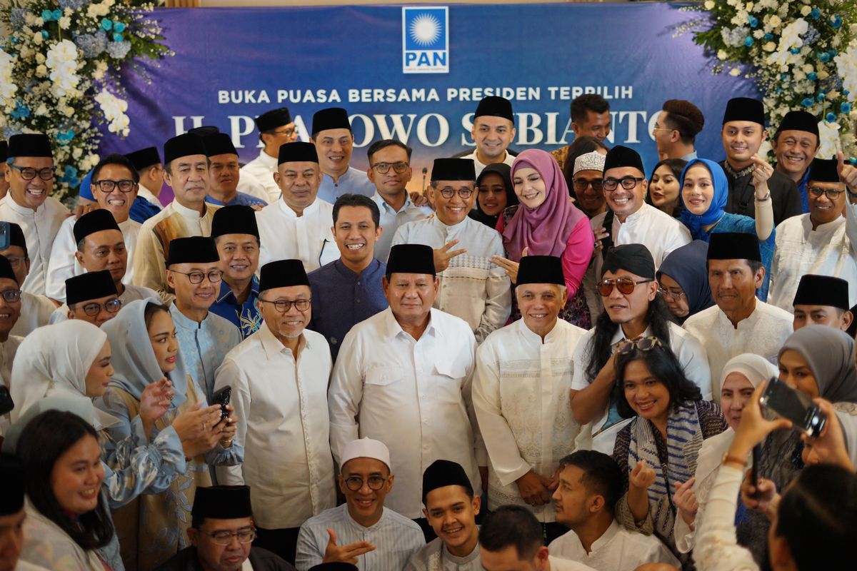 Ketua Umum Partai Amanat Nasional (PAN) Zukifli Hasan (Zulhas), Presiden terpilih pemilu 2024 Prabowo Subianto, Mantan Ketua Umum PAN Hatta Rajasa, dan Ulama Gus Miftah berfoto bersama kader PAN usai gelaran buka puasa bersama dengan Presiden Indonesia terpilih Prabowo Subianto  yang digelar PAN di Kantor Dewan Pimpinan Pusat (DPP) PAN, Jakarta, Kamis, (21/3/2024).