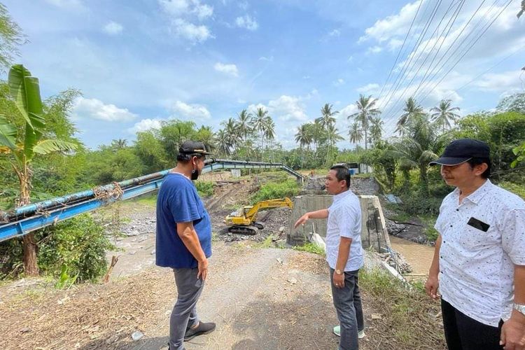 Bupati Lumajang Thoriqul Haq tinjau proses pembangunan Jembatan Sememu