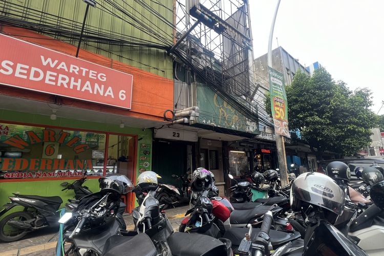 Air PAM Mati Besok, Pedagang di Kebon Sirih Isi Ember hingga Galon Cadangan