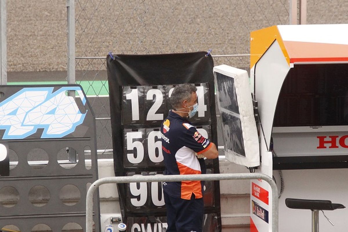 Kru Repsol Honda sibuk mengopersikan papan pit untuk Pol Espargaro.