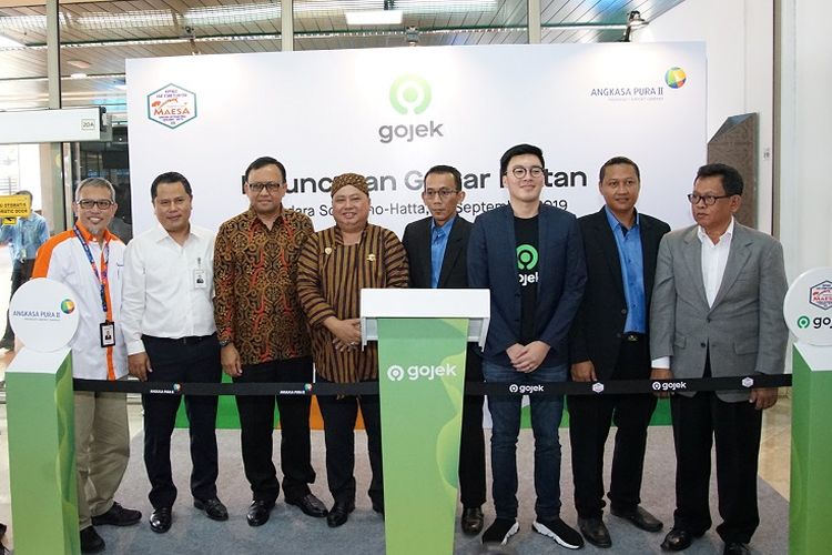 Seremoni Sambung Pita oleh Gojek, Angkasa Pura II dan Koperasi Ligat Utama Sejahtera (Maesa) disaksikan oleh perwakilan Kemenhub dan Kemenkominfo meresmikan fitur GoCar Instan, Selasa (10/9/2019).