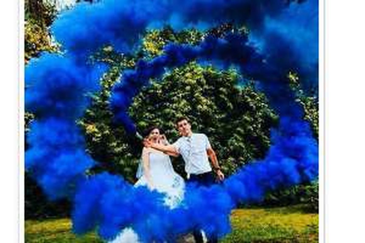Salah satu contoh foto pernikahan dengan efek bom asap warna biru