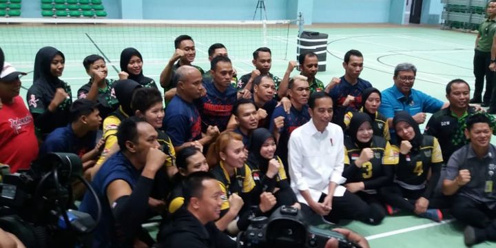 Presiden Joko Widodo meninjau jalannya latihan para atlet yang akan berlaga di kompetisi Asian Para Games 2018, Kamis (27/9/2018)