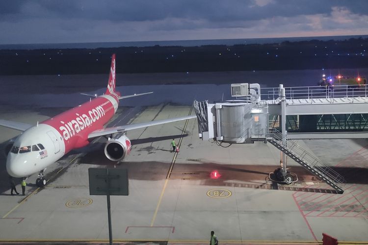 Maskapai AirAsia tiba perdana di Bandar Udara Yogyakarta International Airport (YIA) di Kulon Progo, Daerah Istimewa Yogyakarta. Penerbangan perdana ini membawa 171 penumpang dari Kuala Lumpur.