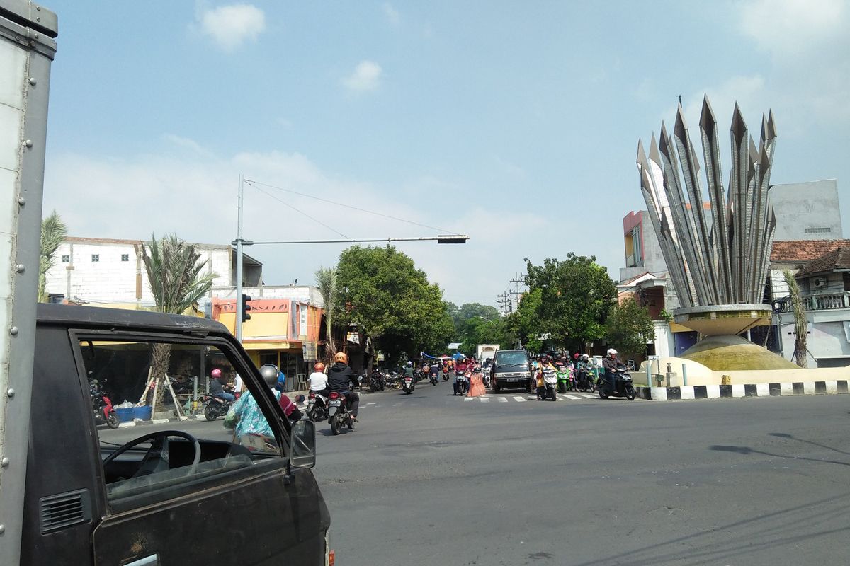 Pemandangan di perempatan Kebomas, pada hari pertama masa transisi di Gresik, Selasa (9/6/2020).