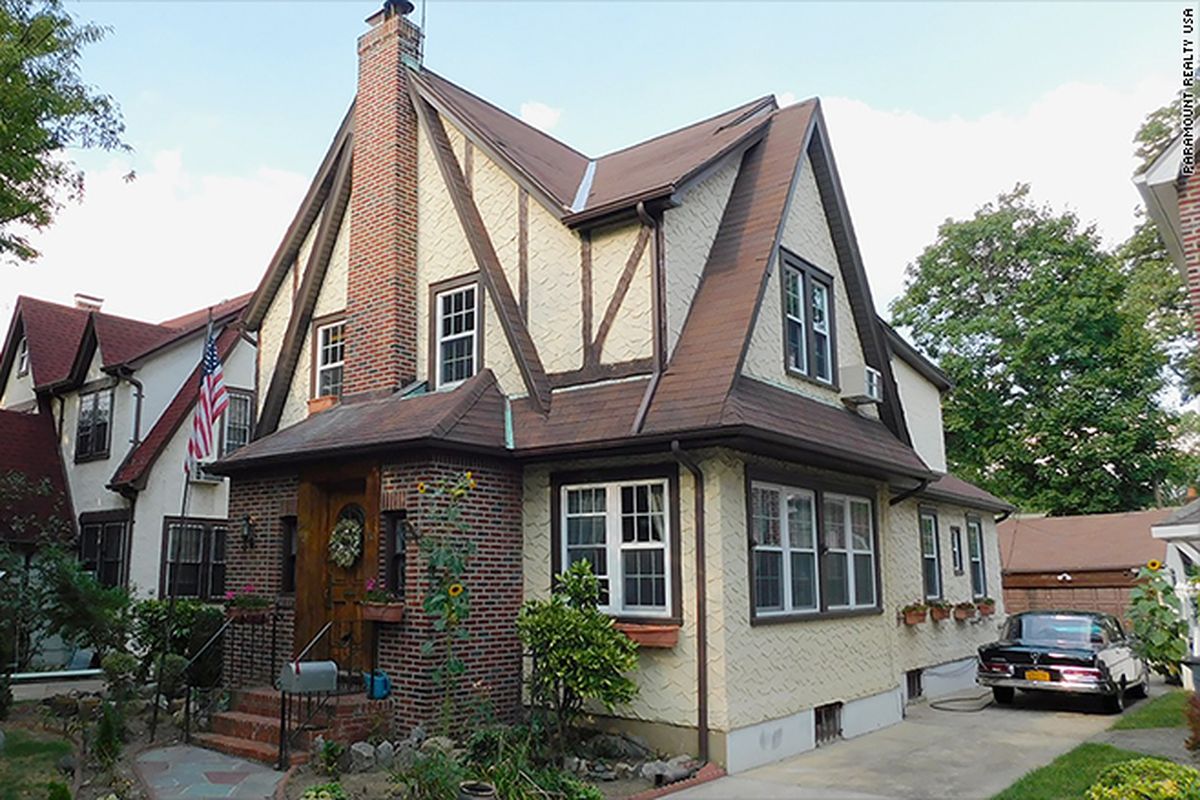 Rumah bergaya Tudor itu berlokasi di Jamaica Estates, sebuah lingkungan mewah di wilayah Queens dan tercatat memiliki lima kamar tidur, empat dan setengah kamar mandi, dan sebuah garasi berkapasitas dua mobil.