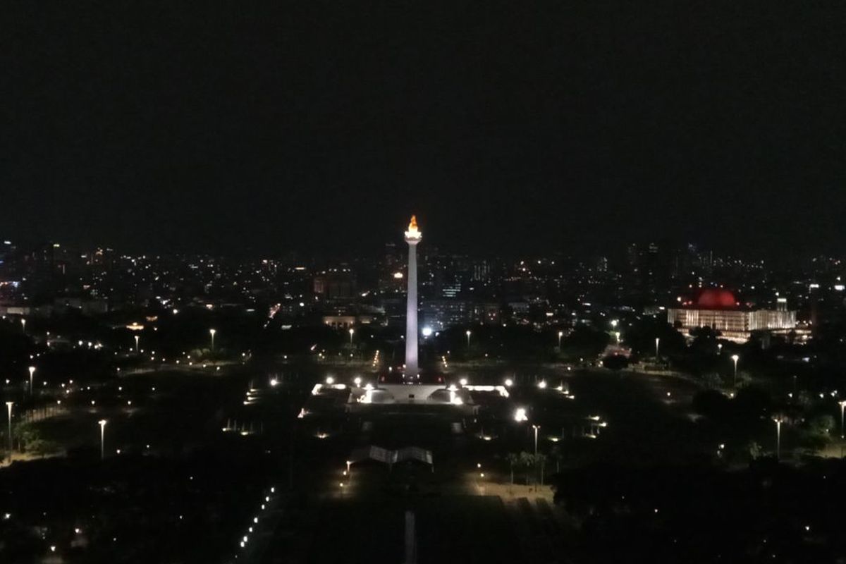 Pemandangan Monas pada malam hari dari lantai 24 Perpustakaan Nasional.