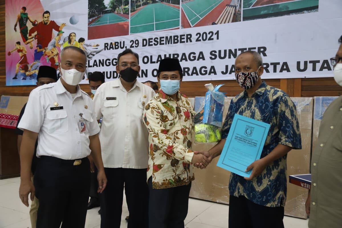 Perwakilan warga menerima secara simbolis bantuan alat olahraga dari Pemerintah Kota Jakarta Utara yang berlangsung di GOR Sunter, Jakarta Utara, Rabu (29/12/2021).