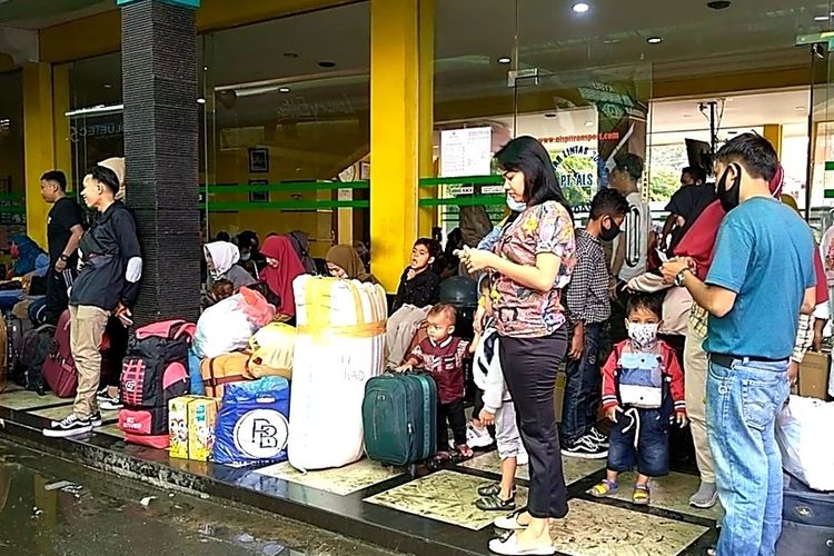 Suasana di pool bus ALS di Jalan Sisingamangaraja, Medan, Selasa (4/5/2021). Hari ini adalah keberangkatan terakhir 500 penumpang dari Medan menuju Sumbar, Madina dan Tapsel sebelum masuk hari larangan mudik lebaran 2021 pada 6 - 17 Mei 2021. Sebanyak 500 penumpang itu akan diangkut dengan 15 unit bus.