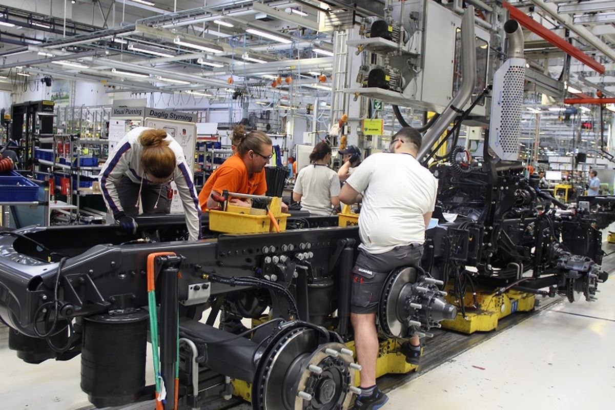 Sejumlah pekerja merakit truk di pabrik Scania di Sodertalje, Swedia. Sejumlah konsumen Scania dari Indonesia diundang ke pabrik itu pada 26 April lalu.