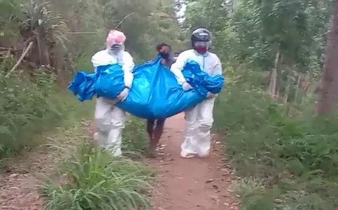 A Body of Covid-19 Patient Wrapped in Tarp in Eastern Indonesia, Video Goes Viral