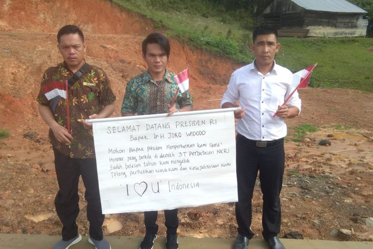Guru honorer di dataran tinggi Krayan menunjukkan karton bertuliskan harapan saat menyambut kedatangan Presiden Jokowi ke Krayan Kaltara pada Desember 2019 lalu