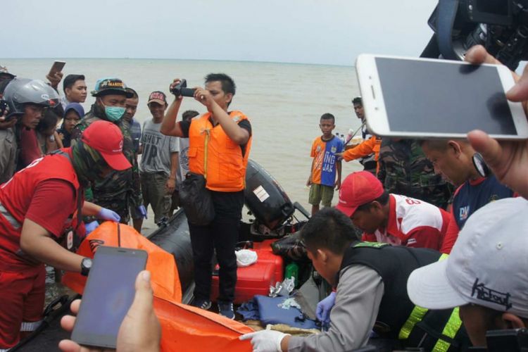 Potongan tubuh, barang-barang penumpang dan serpihan pesawat kembali ditemukan tim gabungan di lokasi jatuhnya pesawat Lion Air JT 610 di Pantai Tanjungpakis, Desa Tanjungpakis, Kecamatan Pakisjaya, Kabupaten Karawang, Jawa Barat, Selasa (30/10/2018).