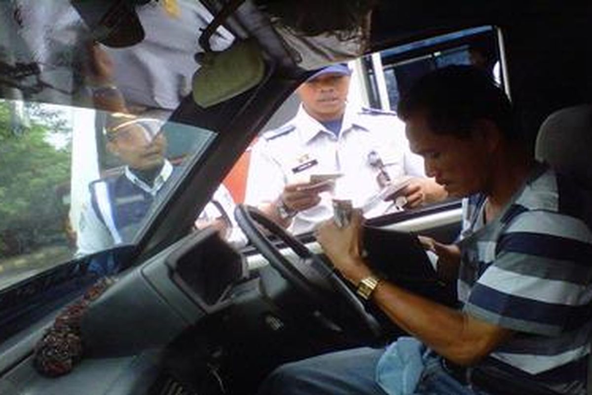 Patugas Dishub DKI, Kamis (1/12/2011), mulai menindak sopir angkot yang tidak memakai seragam dan mtidak mlengkapi dengan identitas diir.