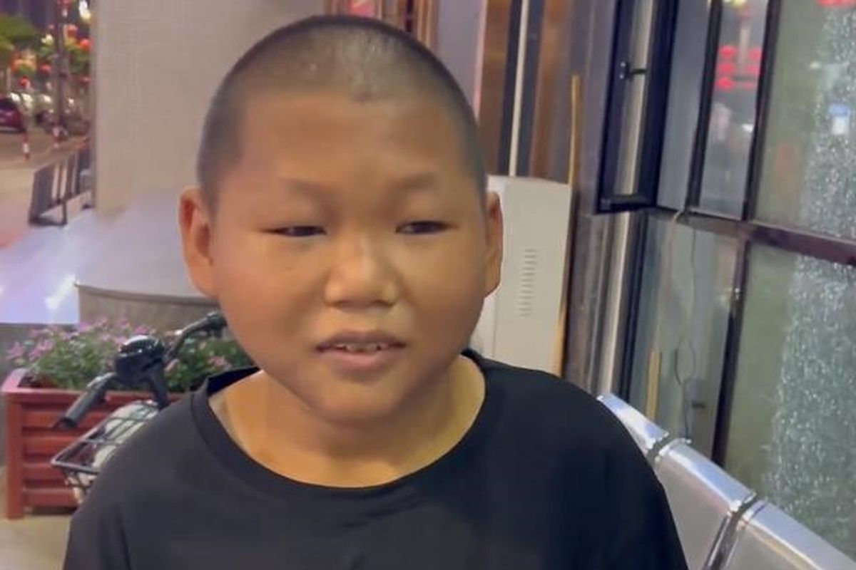 Seorang pria berusia 27 tahun dari Dongguan, China, Mao Sheng, dilaporkan mengalami kesulitan mencari pekerjaan karena dia lebih terlihat seperti anak kecil daripada pria berusia akhir 20-an.