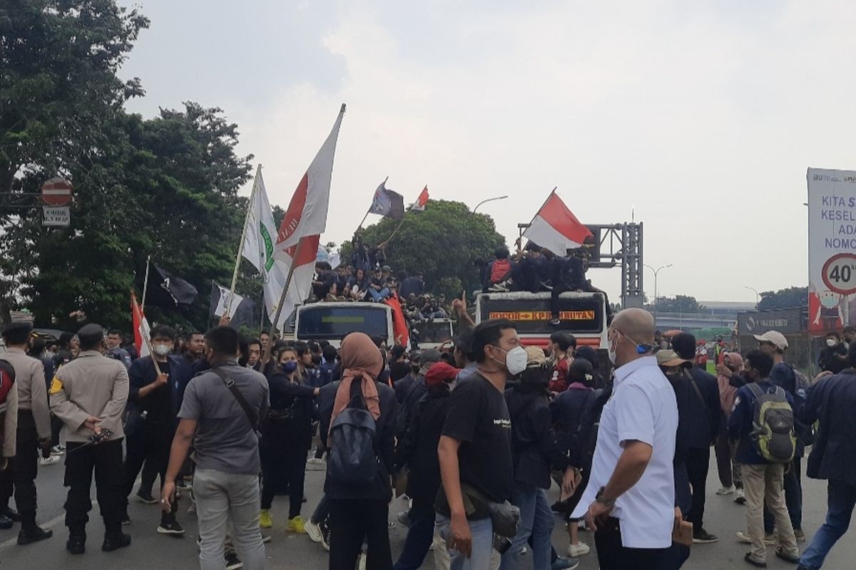 Polisi mengawal keberangkatan ratusan mahasiswa yang hendak aksi di Gedung DPR/MPR, Jakarta Pusat, dari Pintu Gerbang Tol Gedong I, Ciracas, Jakarta Timur, Senin (11/4/2022) siang.