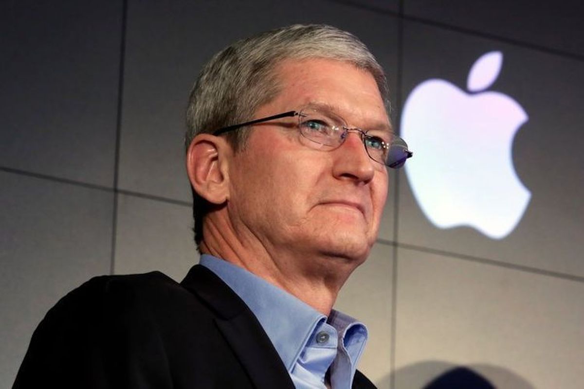 Chief Executive Officer (CEO) Apple Inc, Tim Cook bergaji hampir 100 juta dollar AS.