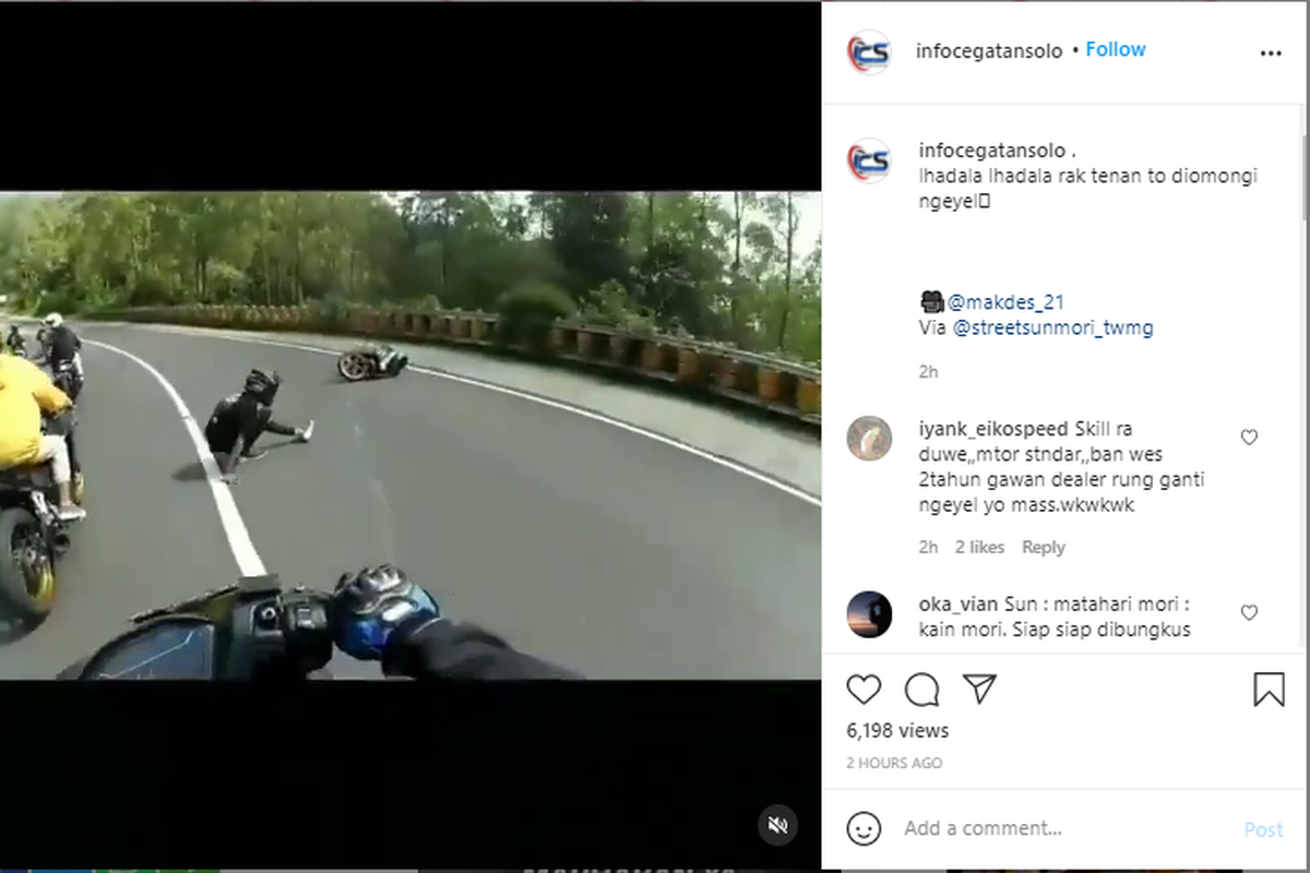 Pengendara motor yang jatuh karena cornering di jalan raya.