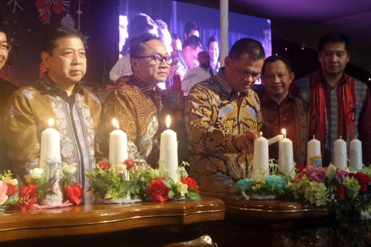 Ketua DPD RI Mohammad Saleh, Ketua DPR RI Setya Novanto, Ketua MPR RI Zulkifli Hasan, Panglima TNI Jenderal Gatot Nurmantyo, dan Kapolri Jenderal Tito Karnavian (paling kiri ke kanan) saat menghadiri acara perayaan Natal dan Tahun Baru 2017 MPR-DPR-DPD RI di Kompleks Parlemen, Senayan, Jakarta, Jumat (27/1/2017) malam.