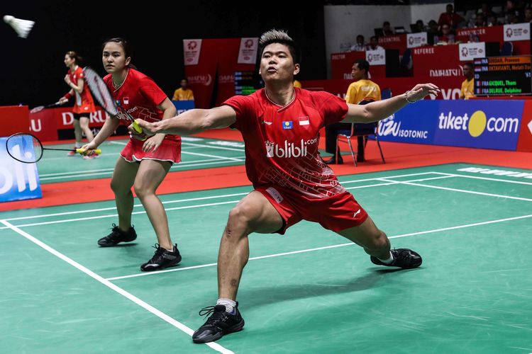 Pasangan ganda campuran Indonesia, Praveen Jordan/Melati Daeva Oktavianti melawan wakil Prancis, Thom Gicquel/Delphine Delrue saat pertandingan babak perempat final Indonesia Masters 2020 di Istora Senayan, Jakarta, Jumat (17/1/2020). Praveen/Melati takluk dari Thom/Delphine setelah melalui pertarungan tiga gim dengan skor 19-21, 21-14, 18-21 dalam tempo 63 menit.