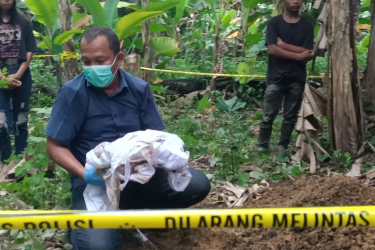 Detik-detik Tim Indonesia Automatic Fingerprint Identification System (Inafis) Satreskrim Polresta Jambi berhasil menemukan bayi dari pasangan anak punk yang dimakamkan di kebun pisang warga, Simpang Rimbo, Alam Barajo, Kota Jambi,Jumat (24/10/2025) sore.