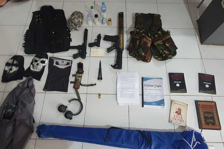 Barang bukti yang disita dari penangkapan tiga terduga teroris di Kalimantan Tengah.
