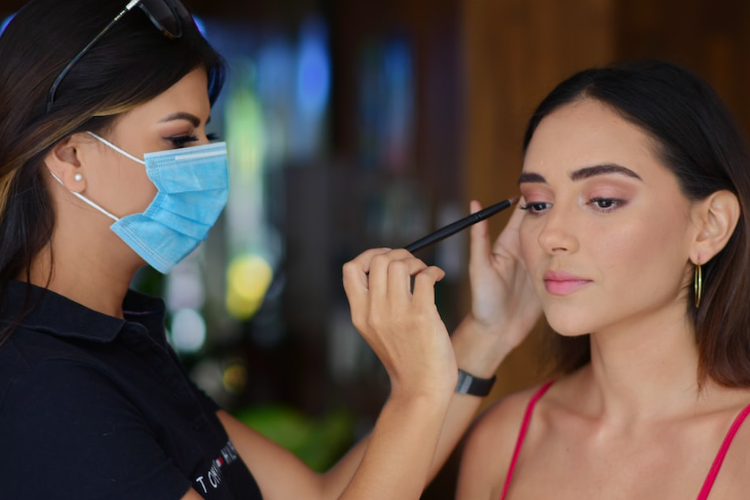 Ilustrasi make up artist. Met Gala 2026 memperlihatkan bahwa riasan dan tata rambut juga bisa menjadi bagian dari seni lewat tampilan para seniman pertunjukan di dalam dan luar museum.
