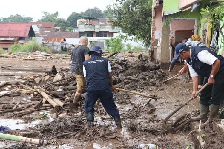 Kementerian KP menugaskan para penyuluh perikanan untuk melakukan pendataan korban terdampak. Sementara itu, para siswa dan taruna bertugas untuk membersihkan bekas material banjir bandang.