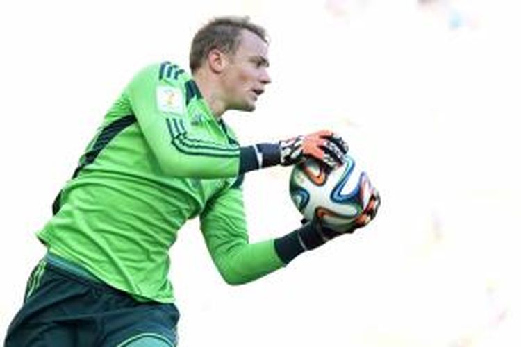 Penjaga gawang Jerman, Manuel Neuer, melakukan penyelamatan saat duel melawan Perancis di babak perempat final Piala Dunia 2014 di Maracana Stadium di Rio de Janeiro.