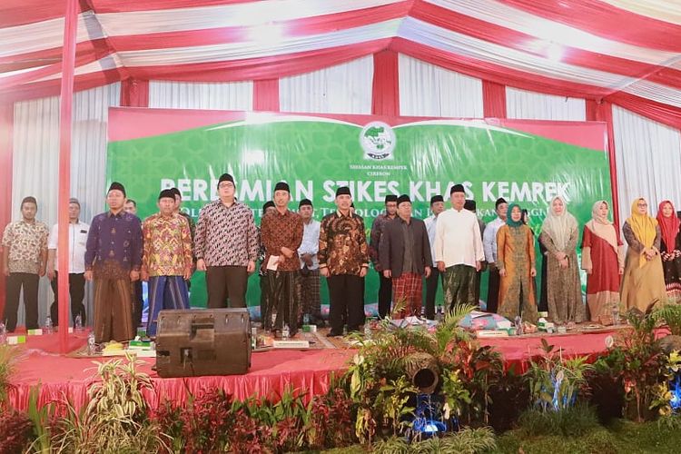 Menristekdikti Mohamad Nasir usai menyerahkan Surat Keputusan Sekolah Tinggi Kesehatan (Stikes) Kiayi Haji Aqil Siraz (KHAS) Kempek, di Cirebon, Jawa Barat (22/5/2019).