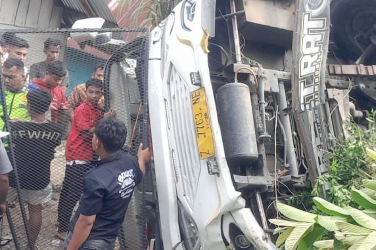 Bus di Samosir Masuk Jurang akibat Setir Rusak, 26 Orang Terluka