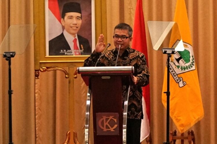 Kepala Unit Kerja Presiden Pemantapan Ideologi Pancasila (UKP-PIP) Yudi Latif saat menjadi pembicara seminar nasional fraksi Partai Golkar MPR RI di Hotel Kartika Chandra, Jakarta, Kamis (19/10/2017).  