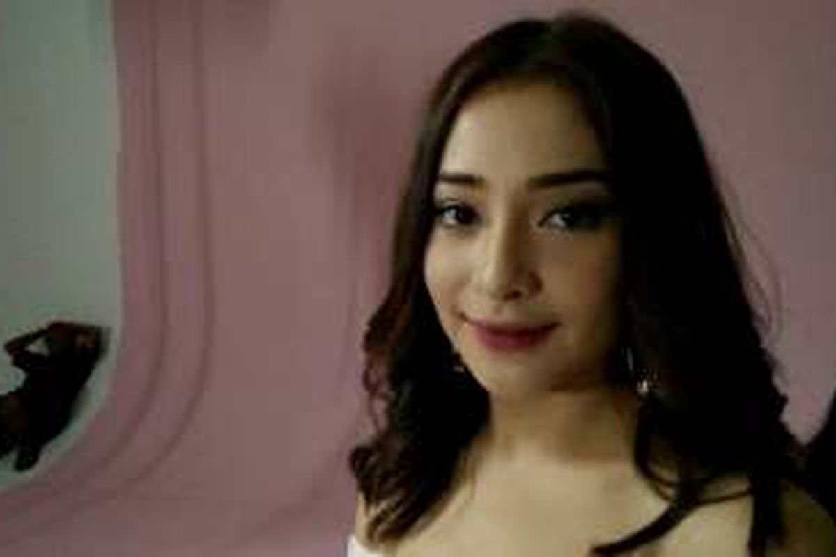 Nikita Willy di sela shooting video klip 