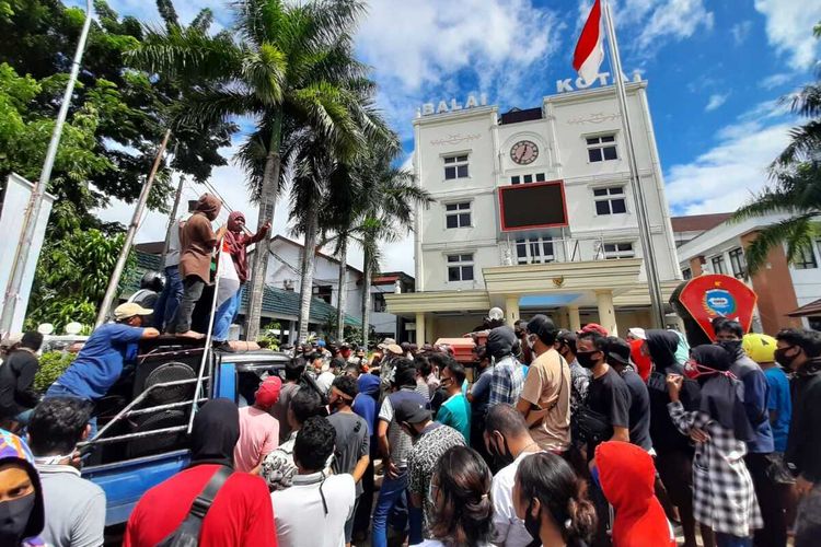 Ratusan pedagang dan mahasiswa di Ambon terlibat kericuhan dengan Satpol PP saat berunjuk rasa di depan Kantor Wali Kota Ambon, Kamis (2/7/2020)