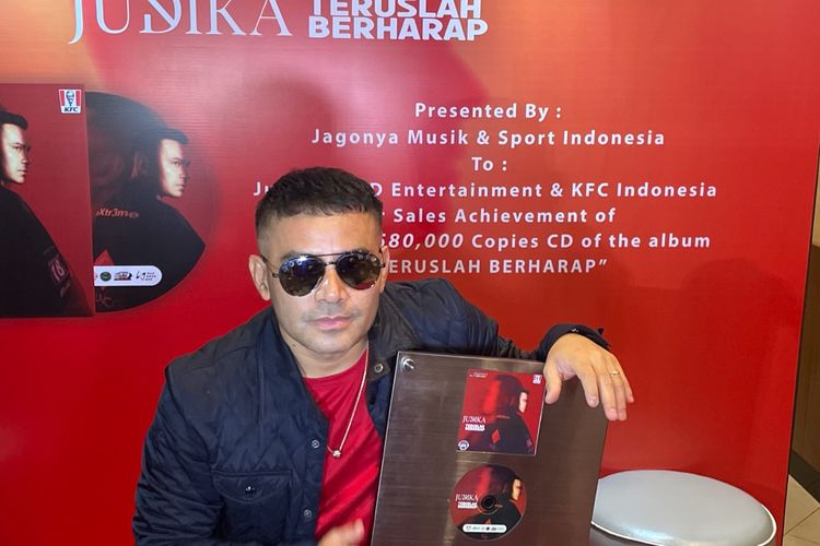 Judika saat menerima Multi Platinum Award di kawasan Tebet, Jakarta Selatan, Sabtu (3/12/2022). 