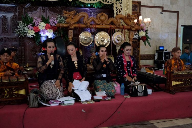 Sinden menyanyi diiringi gamelan di sebuah resepsi pernikahan di Yogyakarta, Minggu (4/2/2018).