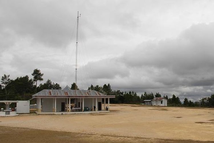 Pelataran Parkir Bukit Huta Ginjang di Desa Dolok Martumbur, Kecamatan Muara, Tapanuli Utara, Selasa (23/8/2016). Obyek wisata ini terletak kurang lebih berjarak 8 kilometer dari Bandara Silangit, Siborong-Borong, Tapanuli Utara, Sumatera Utara. 