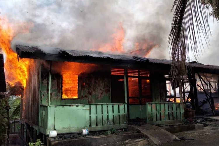 Enam bangsal asrama TNI di Balikpapan hangus terbakar.