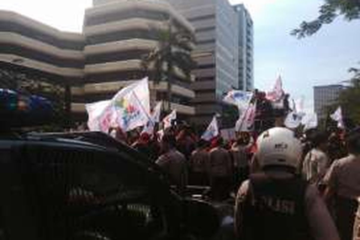 Ratusan buruh tiba di Komisi Pemberantasan Korupsi (KPK), Kuningan, Jakarta Selatan, Kamis (2/6/2016) sekitar pukul 13.40