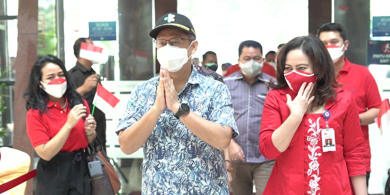 Mentri Kesehatan Budi Gunadi bersama direktur RS Premier Bintaro dr.Martha M.L Siahaan dalam peresmian Skin and Laser Clinic (15/8/2021).