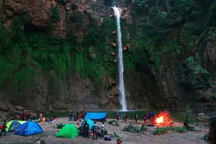 Foto : Pesona air terjun Ngabatata yang terletak di Desa Rendu Butowe, Kecamatan Aesesa Selatan, Kabupaten Nagekeo, Flores NTT yang memikat hati para pengunjung, Minggu (13/10/2019). 