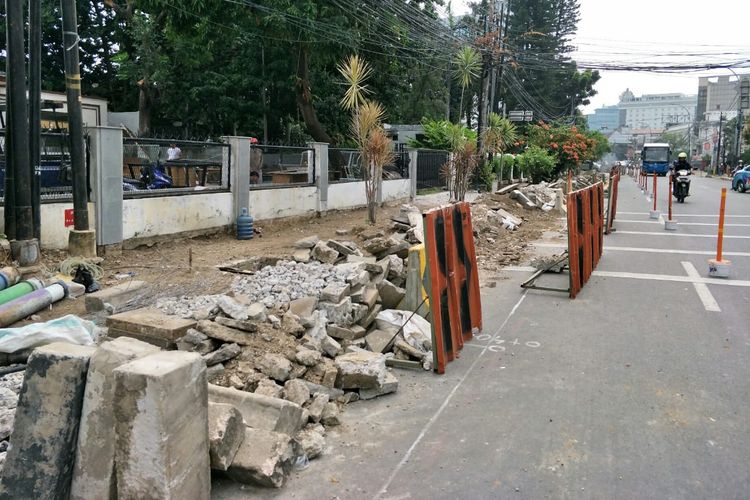 Trotoar Cikini Raya, Jakarta Pusat mulai direvitalisasi, Senin (17/6/2019)